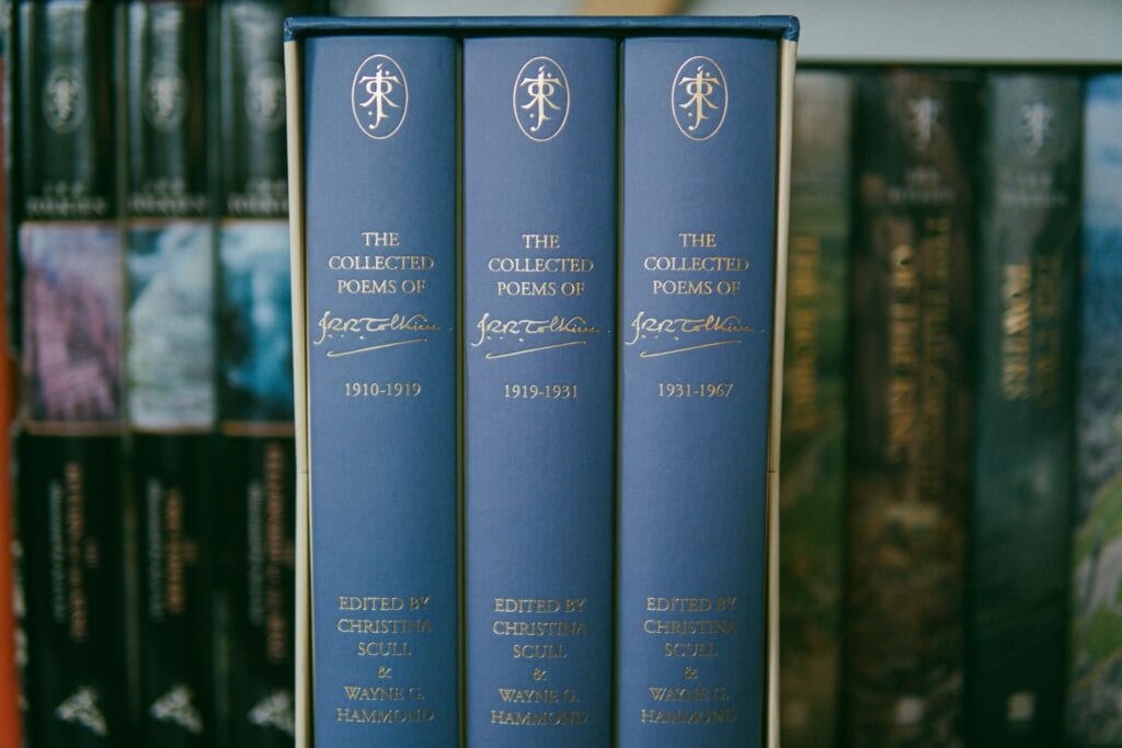 ¿En qué orden leer los libros de Tolkien? Guía definitiva A row of books sitting on top of a shelf