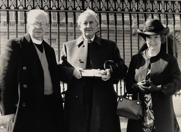 Todos los premios y reconocimientos que recibió Tolkien en vida 600px john, j.r.r. tolkien and priscilla buckingham palace (1972)